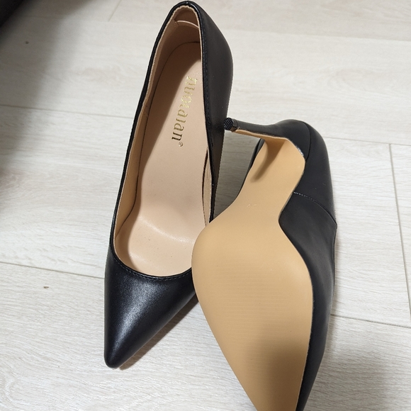 Black Pumps - Picture 1 of 9